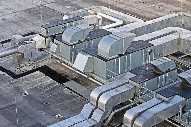 vzduchotechnika na střeše domu