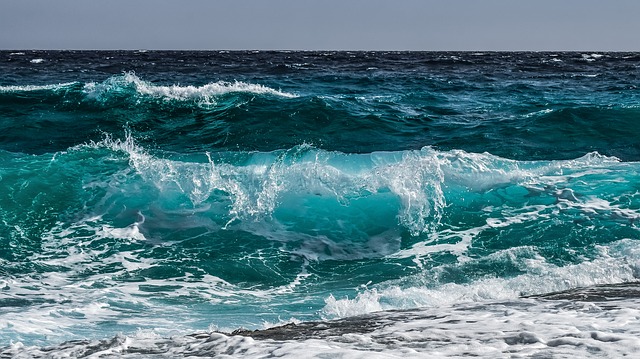 vlny na moři
