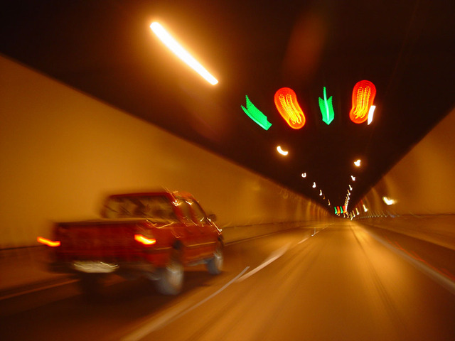 jízda v osvětleném tunelu