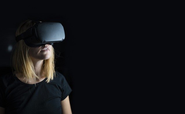 žena ve virtuální realitě